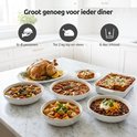 Een tafel vol met diverse gerechten: geroosterde kip, lasagne, stoofpotten en chili con carne.