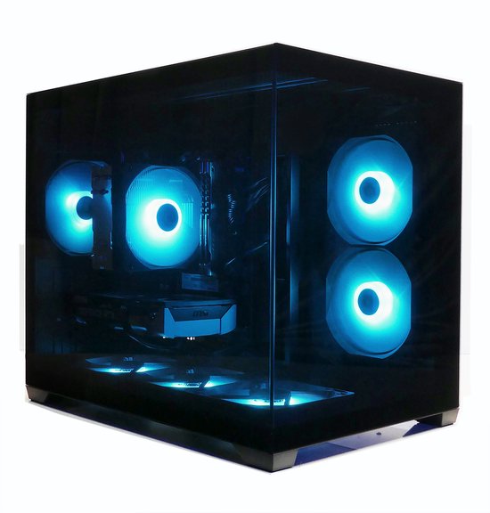 Gaming PC met glazen zijkant, blauwe RGB-fans en verlichting.
