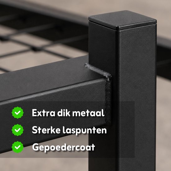 Detailopname van een zwart metalen bedframe met tekst: Extra dik metaal, Sterke laspunten, Gepoedercoat.
