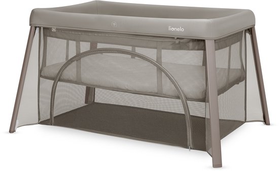 Grijs reisbedje met een matras op de onderste verdieping en een extra matras erboven.