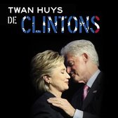 Twan Huys DE CLINTONS. Bill en Hillary Clinton kijken elkaar aan. Hillary draagt een donker pak en gouden oorbellen. Bill draagt een pak met een roze das.