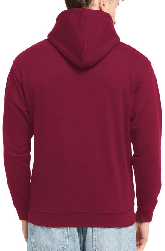 Wijnrode hoodie met opdruk van Snoopy en Woodstock, achterkant, gedragen door model.