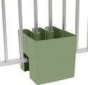 Olijfgroene plantenbak voor balkonsijlen, met uitsparing voor bevestiging.