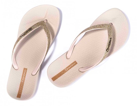 Beige Ipanema slippers met glitterband, reliëfzool en merknaam.