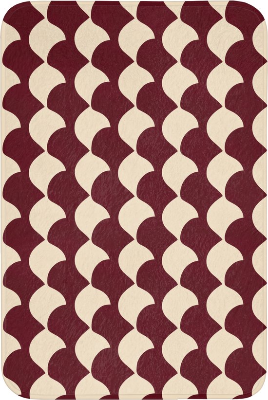 Rood en crème schubbenpatroon op een rechthoekige badmat.