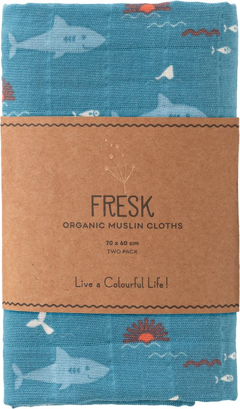 Twee Fresk hydrofiele washandjes in een verpakking met haaienprint en oranje zonnetjes.