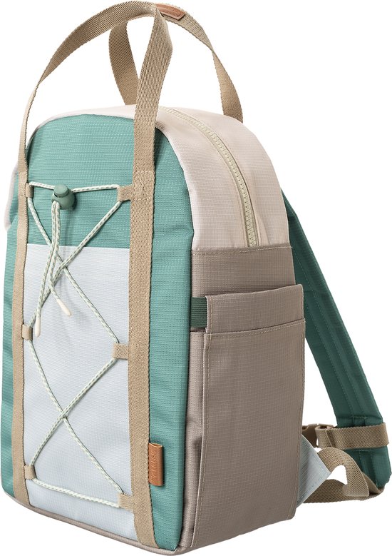 Grijze rugzak met turquoise, off-white en lichtblauwe vlakken, beige randen en touwdecoratie, van voren schuin gezien, op zwarte achtergrond.