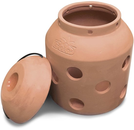 Terracotta kaarsenwarmer voor buiten met deksel en zijaanzicht van de ronde gaten.
