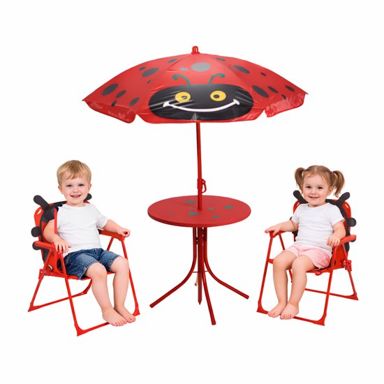 Een jongen en een meisje zitten aan een rode lieveheersbeestjes tuinset met parasol.