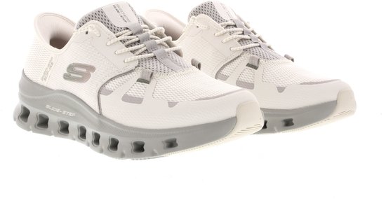 Een paar naturel mesh Skechers Glide-Step instappers met grijs accent en Skechers logo op de zijkant.