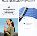 Vrouw in roze sportkleding mediteert buiten, met een lichtblauwe band om haar pols.