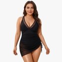 Une femme porte un maillot de bain noir avec un décolleté en V, du mesh et une jupe à volants.