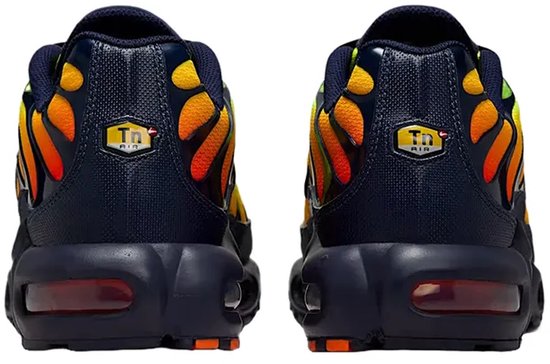 Achterkant van twee Nike Air Max Plus sneakers met geleidelijke kleurovergang van limegroen naar oranje en donkerblauwe accenten.