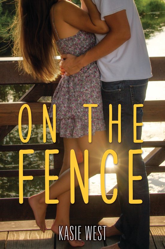 Boekcover met de titel 'ON THE FENCE' in gele letters. Een jong stel omhelst elkaar op een houten brug.