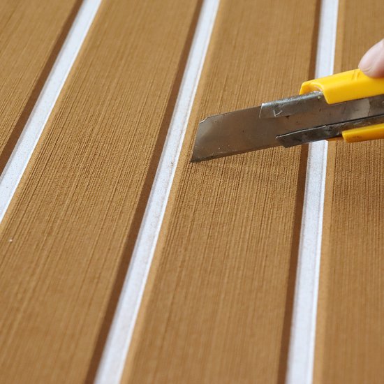 EVA Teak Foam Bootmat Pro Series – Zelfklevende Premium Decking Mat – Anti-Slip Bootvloer – 240x60 cm – Licht bruin met Witte Lijnen – TeakFoamShop