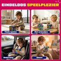 Vier afbeeldingen van kinderen die spelen met fidget speelgoed, thuis, met vriendjes, onderweg en alleen.