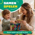 Een moeder en kind spelen samen met een fidget speelgoed kubus.