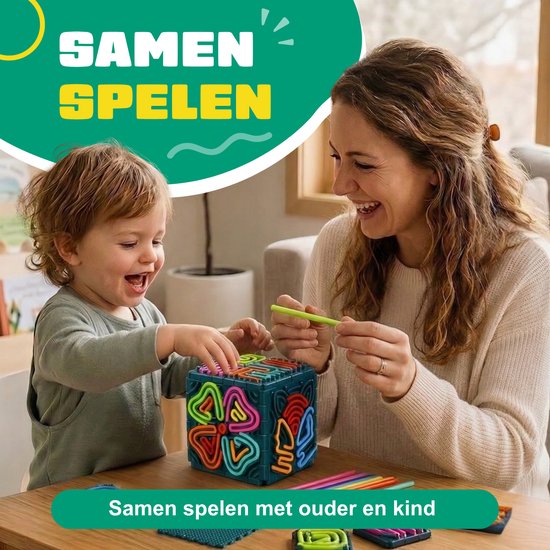 Een moeder en kind spelen samen met een fidget speelgoed kubus.