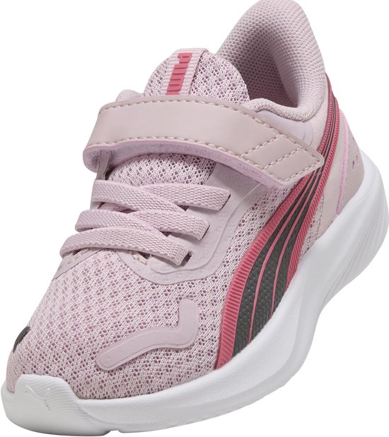 Lichtroze PUMA sneaker met klittenbandsluiting en zwarte en roze strepen op de zijkant.