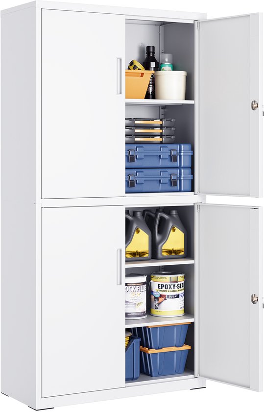 Witte metalen archiefkast met vier deuren, deels geopend, met opbergbakken, koffers en grote flessen op de planken.