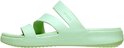 Lichtgroene Crocs slipper met drie gekruiste bandjes en een dikke zool.