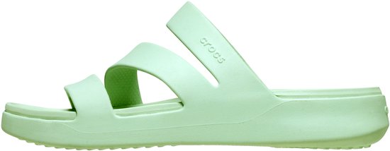 Lichtgroene Crocs slipper met drie gekruiste bandjes en een dikke zool.