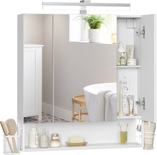 Wit badkamermeubel met spiegeldeuren, gevuld met toiletartikelen, boven een wastafel. Een föhnhouder en hangmand zijn aan de zijkanten bevestigd.