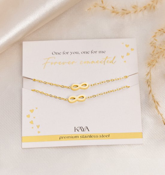 Twee gouden 'infinity' armbandjes op een kaart met tekst: 'One for you, one for me. Forever connected'.