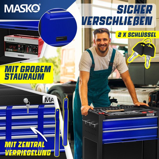 Man metoverall staat achter een zwarte gereedschapswagen met blauwe laden. Twee sleutels en een batterijtester zichtbaar.