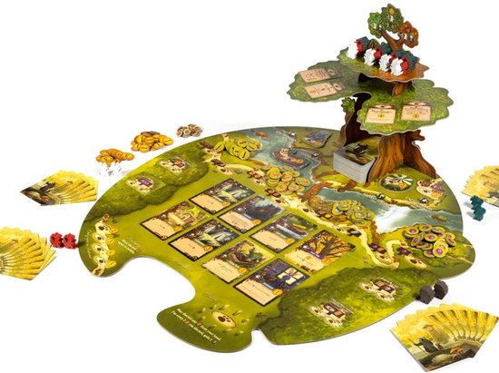 Het bordspel Everdell Essentials Edition met een speelbord in de vorm van een pad, een boom met figuren, kaarten en fiches.