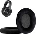 Een Sennheiser koptelefoon en twee zwarte fluwelen oorkussens, waarvan één in profiel.