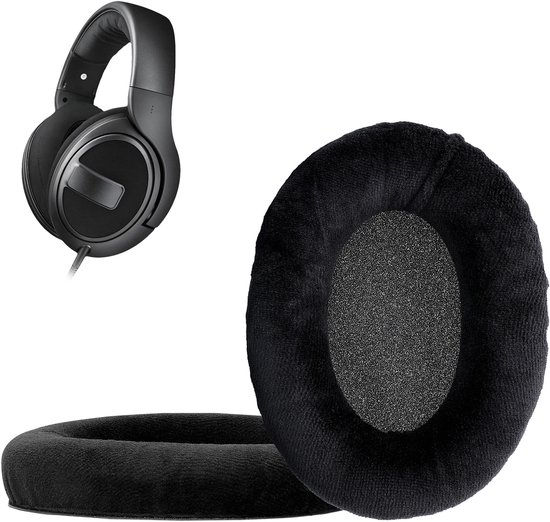 Een Sennheiser koptelefoon en twee zwarte fluwelen oorkussens, waarvan één in profiel.