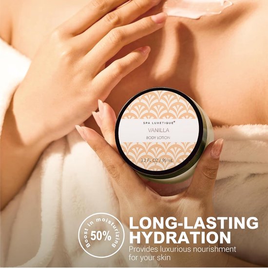 Een hand houdt een pot bodylotion met 'Spa Luxetique Vanilla Body Lotion' op de witte achtergrond.