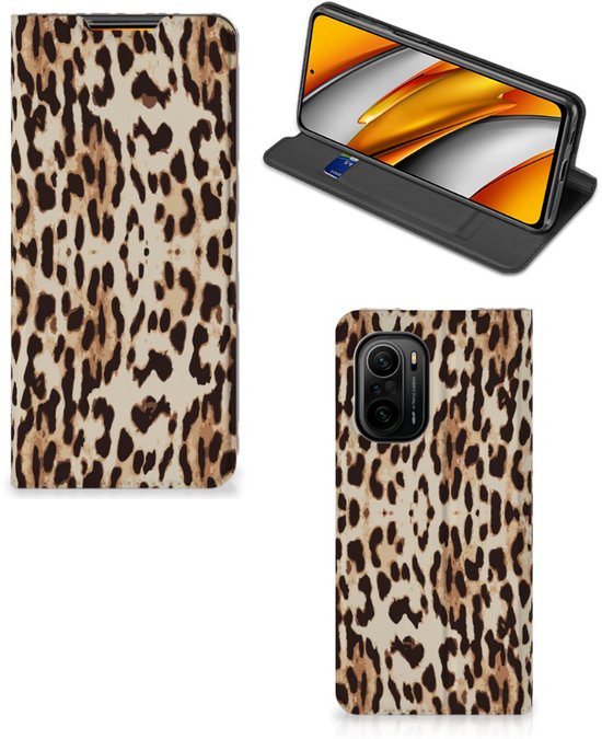 Telefoonhoesje met luipaardprint, staande functie en kaarthouder.