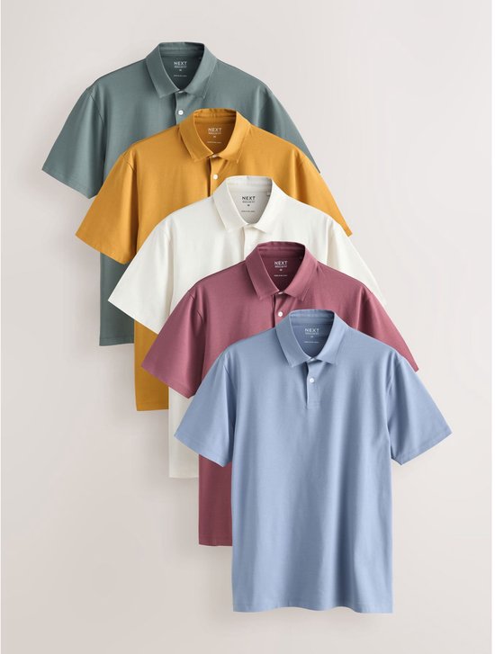 Een rij van vijf poloshirts: donkergroen, okergeel, off-white, bordeauxrood en lichtblauw.