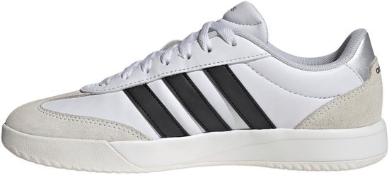 Witte Adidas sneaker met zwarte strepen op de zijkant, suède neus en zilveren accent op de hiel.