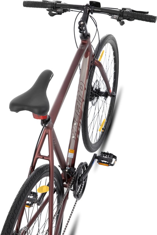 Bordeauxrode Hiland hybride fiets met zwarte banden, gele reflectoren en zilveren velgen, gefotografeerd vanuit een schuin oogpunt.