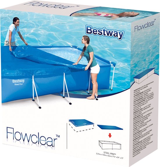 Doos van Bestway met een afdekzeil voor een rechthoekig zwembad, twee personen leggen het zeil op het zwembad.