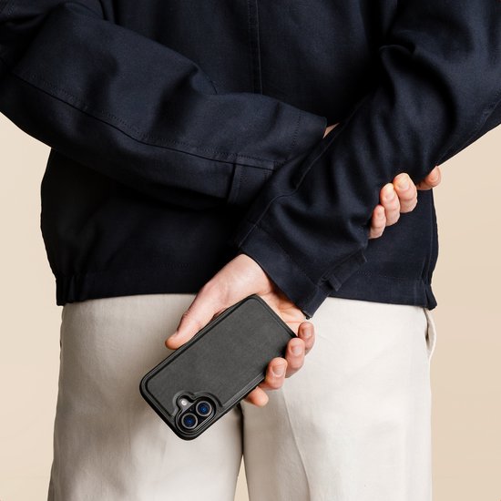 Man verbergt zwarte telefoonhoes achter zijn rug.