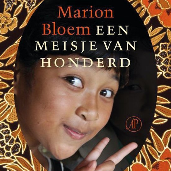 Boekcover met close-up van een jong meisje dat vrolijk in de camera kijkt, met de tekst 'Marion Bloem EEN MEISJE VAN HONDERD'.