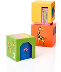 Groen blok met flamingo, gestapeld met roze blok met krokodil, en geel blok met olifant. Zijkanten met bliksem en nummer 3.
