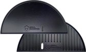 Twee zwarte, gietijzeren halvemaanvormige grillplaten met Grill Fanatics logo, een met ribbels, een effen.