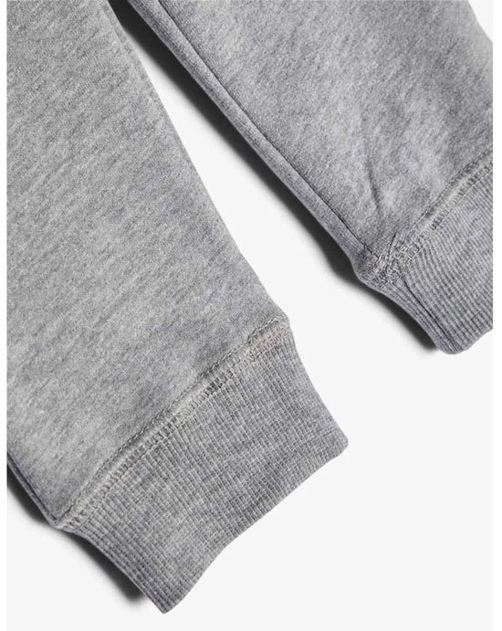 Detail van de geribbelde boorden van een grijze joggingbroek.