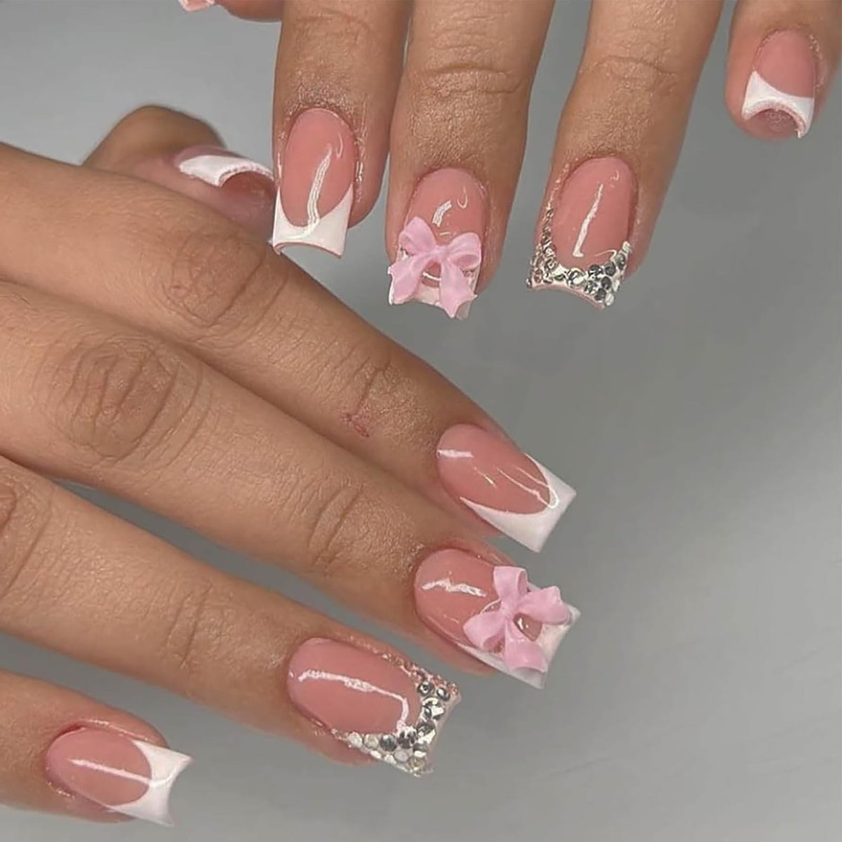 24 Stuks Roze Strik Diamant French Manicure Tablets, Vierkant, Persnagels, Strass Ontwerp, Natuurlijke Roze Kunstnagels, Volledige Dekking, Nagelverzorging en Kleefmanicure