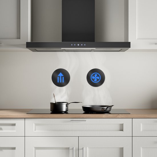 Zwarte afzuigkap boven een kookplaat, met rook en twee blauwe iconen voor luchtstroom.