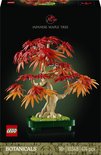 LEGO Japanse esdoorn bonsaiboompje met rode en oranje bladeren op een groene pot.