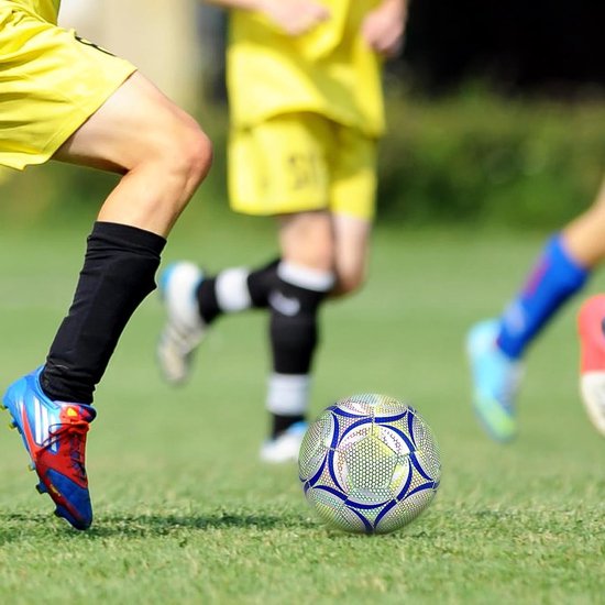 Gloeiend in het donker voetbalbal - duurzame veganistische lederen gloeiende ballen - officiële wedstrijdgrootte - goed zicht - nachtspel - training - uniek cadeau voor buiten — afbeelding 4