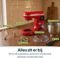 Rode keukenmixer met alle accessoires: deeghaak, garde, menghaak, spatdeksel, spatel en mengkom.