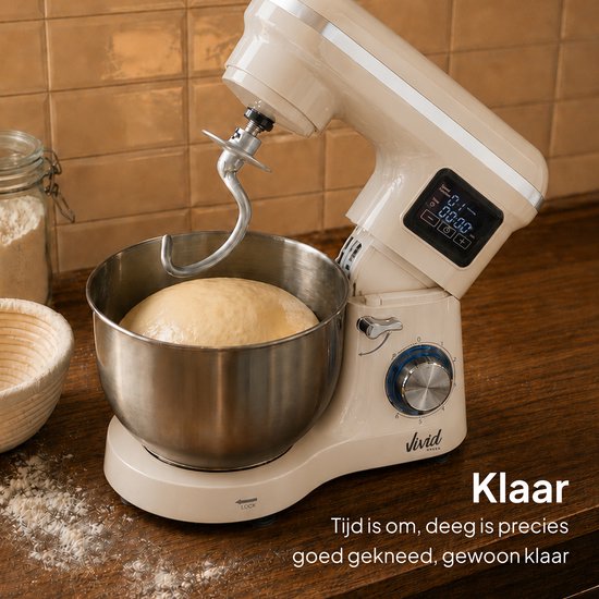 Crème keukenmixer met deeg in RVS kom en deeghaak. Tekst: 'Klaar, tijd is om, deeg is precies goed gekneed, gewoon klaar'.