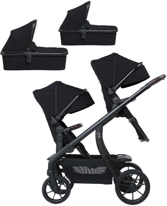 Zwarte tandem kinderwagen met twee reiswiegen en een mand. Twee aparte reiswiegen liggen naast de kinderwagen.